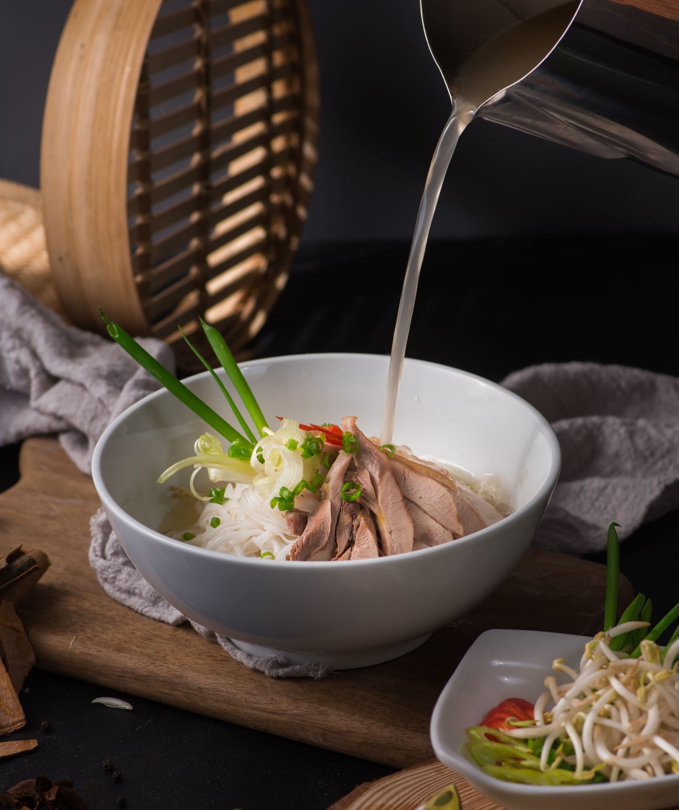 Tô phở gà nóng hổi của Quán Quê Hà Nội